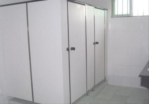 厕所隔断门材料有几类.jpg